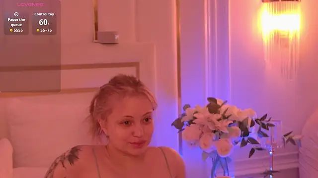 Snapshot of MollyHilton chatting on March 3, 2026, 5:52 pm MollyHilton online show from March 3, 2026, 5:52 pm