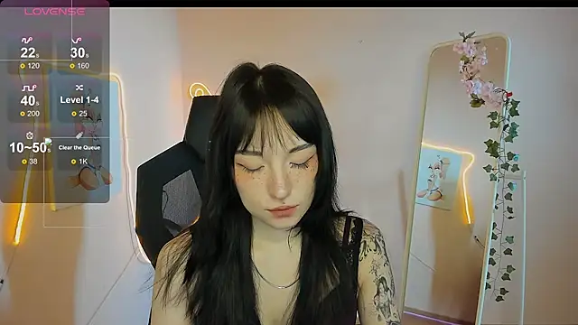 Snapshot of AliceeinWonderlanddd chatting on May 3, 2026, 2:06 am AliceeinWonderlanddd online show from May 3, 2026, 2:06 am
