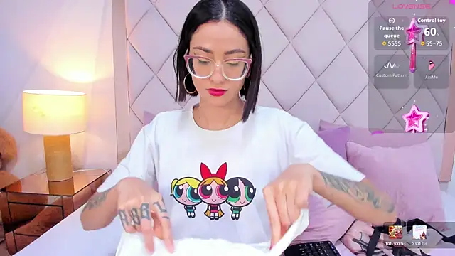 crystalstonee online show from April 2, 2026, 8:39 pm