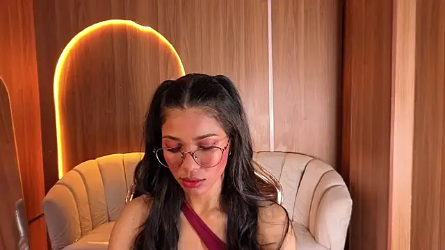 Snapshot of Alina_b_ chatting on April 18, 2026, 7:51 pm Alina b online show from April 18, 2026, 7:51 pm