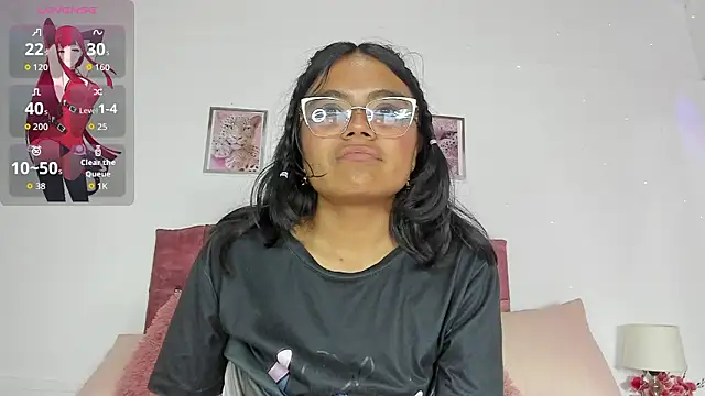 luna velveth online show from March 24, 2026, 3:22 am