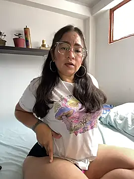 Snapshot of alisbloom chatting on February 5, 2026, 6:01 pm alisbloom online show from February 5, 2026, 6:01 pm