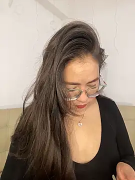 Snapshot of alisbloom chatting on February 19, 2026, 6:04 pm alisbloom online show from February 19, 2026, 6:04 pm