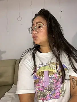 Snapshot of alisbloom chatting on February 22, 2026, 5:08 am alisbloom online show from February 22, 2026, 5:08 am