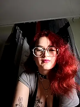 Snapshot of Persefoha chatting on May 4, 2026, 8:27 pm Persefoha online show from May 4, 2026, 8:27 pm