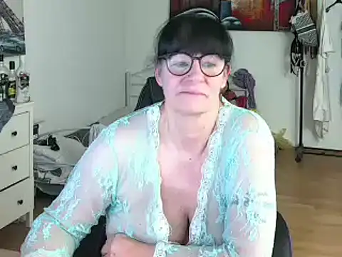 Snapshot of Sylly chatting on January 17, 2025, 12:42 pm Sylly online show from January 17, 2025, 12:42 pm