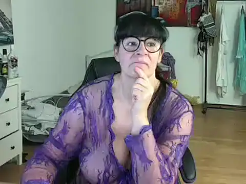 Snapshot of Sylly chatting on February 24, 2025, 7:33 am Sylly online show from February 24, 2025, 7:33 am