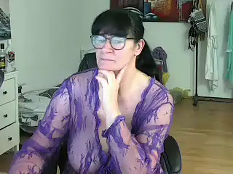 Snapshot of Sylly chatting on February 24, 2025, 11:32 am Sylly online show from February 24, 2025, 11:32 am