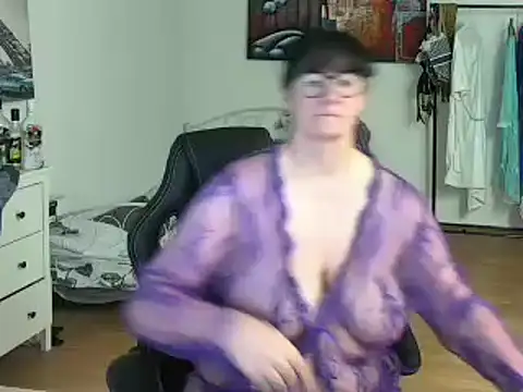 Snapshot of Sylly chatting on February 25, 2025, 12:45 pm Sylly online show from February 25, 2025, 12:45 pm