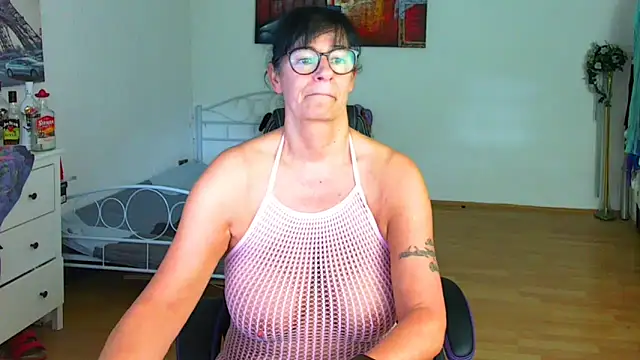 Snapshot of Sylly chatting on October 15, 2025, 11:43 am Sylly online show from October 15, 2025, 11:43 am