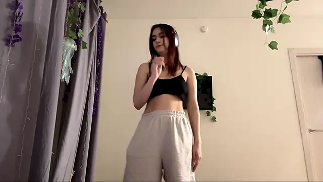 LunaMacky online show from February 21, 2026, 12:11 am