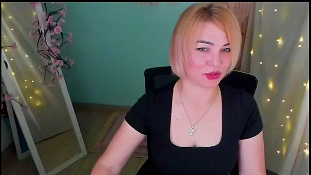 Snapshot of CuttieEmma chatting on June 17, 2026, 1:56 pm CuttieEmma online show from June 17, 2026, 1:56 pm