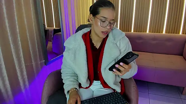 Luna Millers online show from May 9, 2026, 4:17 am