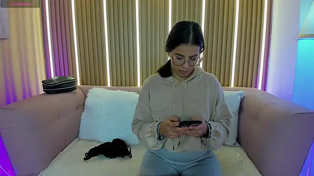 Luna Millers online show from May 26, 2026, 4:08 am
