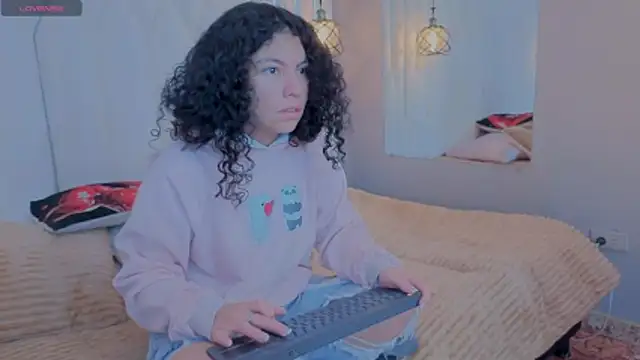 Zoe-yanin online show from April 17, 2026, 7:06 pm