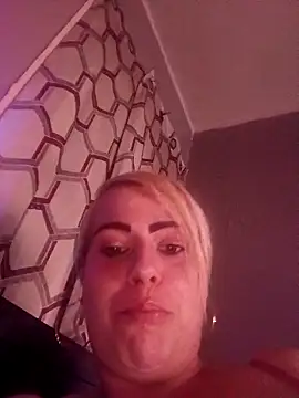 Shirley0810 online show from April 15, 2026, 4:52 am