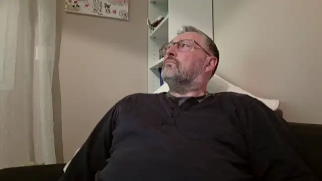 doudou310 online show from April 15, 2026, 3:46 am