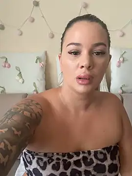 Snapshot of sexybatwomen33 chatting on June 27, 2026, 10:20 am sexybatwomen33 online show from June 27, 2026, 10:20 am