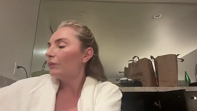 katemoreau98 online show from April 26, 2026, 4:43 am