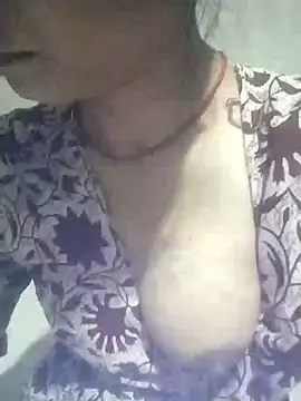 Julilodhi8695 online show from April 16, 2026, 9:39 pm