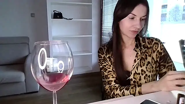 JuliaLovely online show from March 28, 2026, 4:50 pm