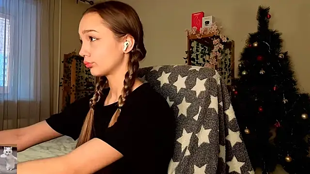 Snapshot of HoneyComfy chatting on February 11, 2026, 11:04 am HoneyComfy online show from February 11, 2026, 11:04 am