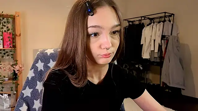 Snapshot of HoneyComfy chatting on April 3, 2026, 2:15 pm HoneyComfy online show from April 3, 2026, 2:15 pm