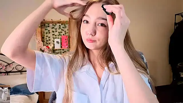 Snapshot of HoneyComfy chatting on April 8, 2026, 2:17 pm HoneyComfy online show from April 8, 2026, 2:17 pm