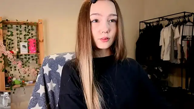 Snapshot of HoneyComfy chatting on April 11, 2026, 2:21 pm HoneyComfy online show from April 11, 2026, 2:21 pm