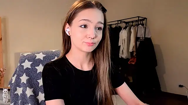 Snapshot of HoneyComfy chatting on April 13, 2026, 2:33 pm HoneyComfy online show from April 13, 2026, 2:33 pm