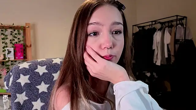 Snapshot of HoneyComfy chatting on April 14, 2026, 2:23 pm HoneyComfy online show from April 14, 2026, 2:23 pm