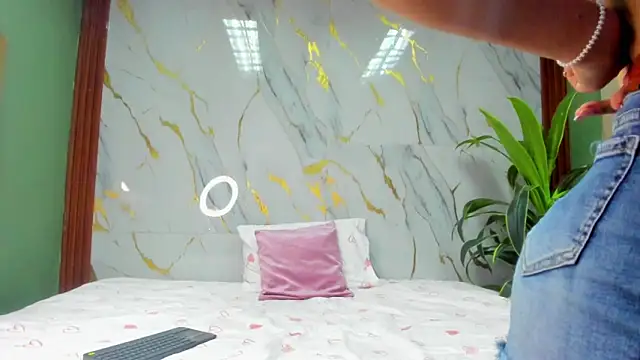 Amanda Rossi online show from March 17, 2026, 8:12 pm