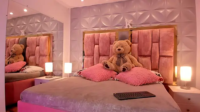 Snapshot of Paris_Velvet chatting on February 9, 2026, 9:52 pm Paris Velvet online show from February 9, 2026, 9:52 pm