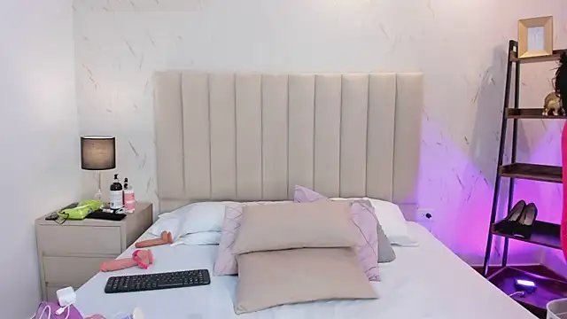 ViolettaRousee  online show from July 22, 2026, 9:50 pm