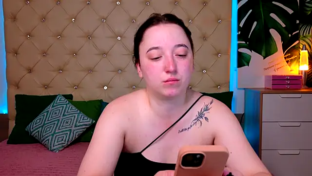 Snapshot of AwaMax chatting on May 6, 2026, 5:14 am AwaMax online show from May 6, 2026, 5:14 am