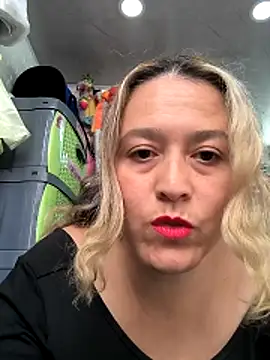 Snapshot of _luisaeliza_ chatting on April 25, 2026, 4:15 pm luisaeliza online show from April 25, 2026, 4:15 pm