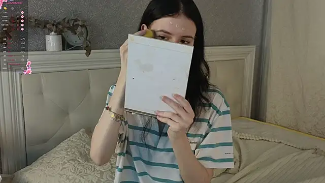 Snapshot of Glow_hollow chatting on February 8, 2026, 3:32 am Glow hollow online show from February 8, 2026, 3:32 am