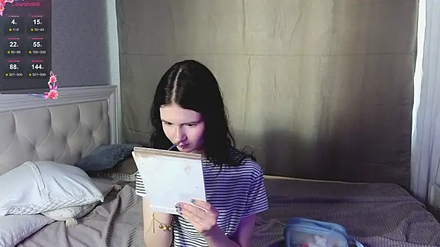 Snapshot of Glow_hollow chatting on February 22, 2026, 4:02 am Glow hollow online show from February 22, 2026, 4:02 am