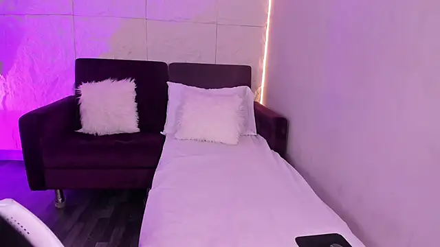 Snapshot of Yalezka_ chatting on February 16, 2026, 12:01 pm Yalezka online show from February 16, 2026, 12:01 pm