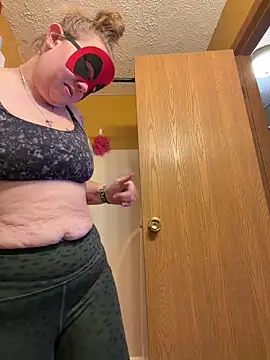 Snapshot of lickablelynn87 chatting on February 7, 2026, 5:49 pm lickablelynn87 online show from February 7, 2026, 5:49 pm