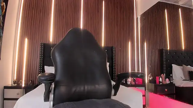 Viannca   online show from April 17, 2026, 4:37 am