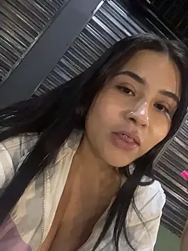 Snapshot of LunnaMoretti chatting on April 17, 2026, 4:37 am LunnaMoretti online show from April 17, 2026, 4:37 am