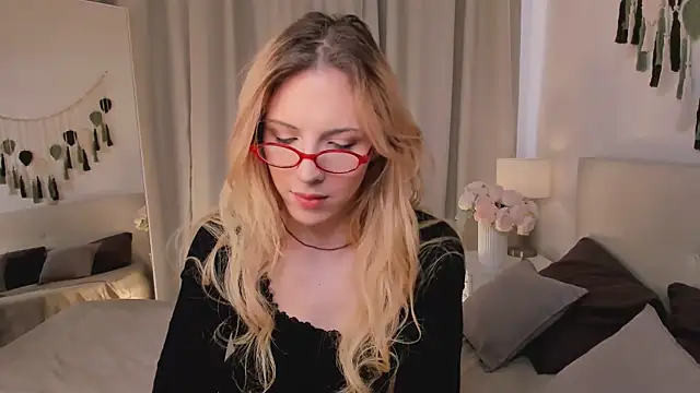 Snapshot of Tiffany__King chatting on May 10, 2026, 5:56 am Tiffany King online show from May 10, 2026, 5:56 am