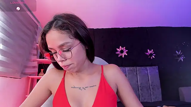Snapshot of CarolineFyre chatting on April 18, 2026, 7:07 pm CarolineFyre online show from April 18, 2026, 7:07 pm