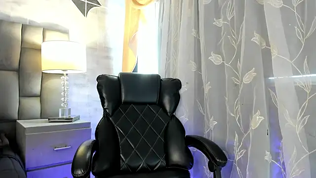 Snapshot of CarolineFyre chatting on May 1, 2026, 2:10 pm CarolineFyre online show from May 1, 2026, 2:10 pm