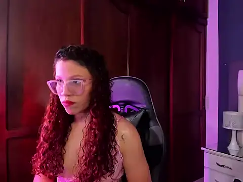 Snapshot of RED_VIOLETH chatting on August 6, 2026, 11:06 pm RED VIOLETH online show from August 6, 2026, 11:06 pm