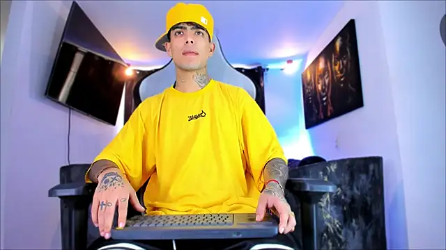 Snapshot of miguel_aguirre_ chatting on February 21, 2026, 12:50 pm miguel aguirre online show from February 21, 2026, 12:50 pm