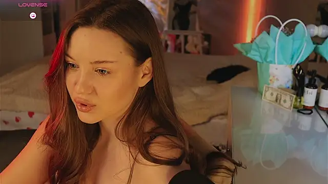 Alisia here online show from April 13, 2026, 2:33 pm