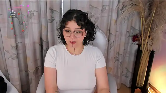 Snapshot of Sylvara_bx chatting on June 1, 2026, 12:07 pm Sylvara bx online show from June 1, 2026, 12:07 pm