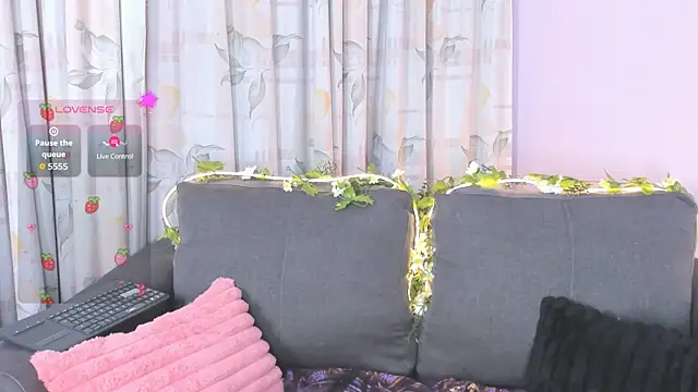 Snapshot of Sylvara_bx chatting on July 4, 2026, 12:22 pm Sylvara bx online show from July 4, 2026, 12:22 pm